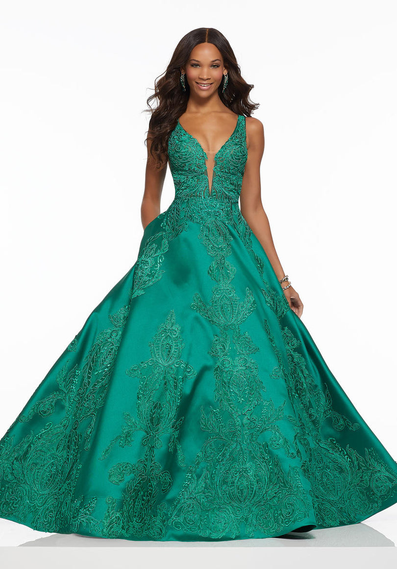 PIA WURTZBACH's Emerald green evening gown by MARK BUMGARNER | Green  evening gowns, Emerald green prom dress, Green prom dress